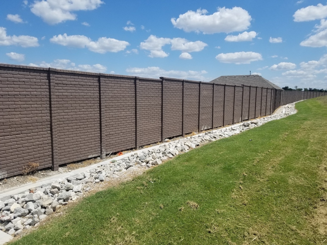 OldBrickPrecastConcreteFence777-1