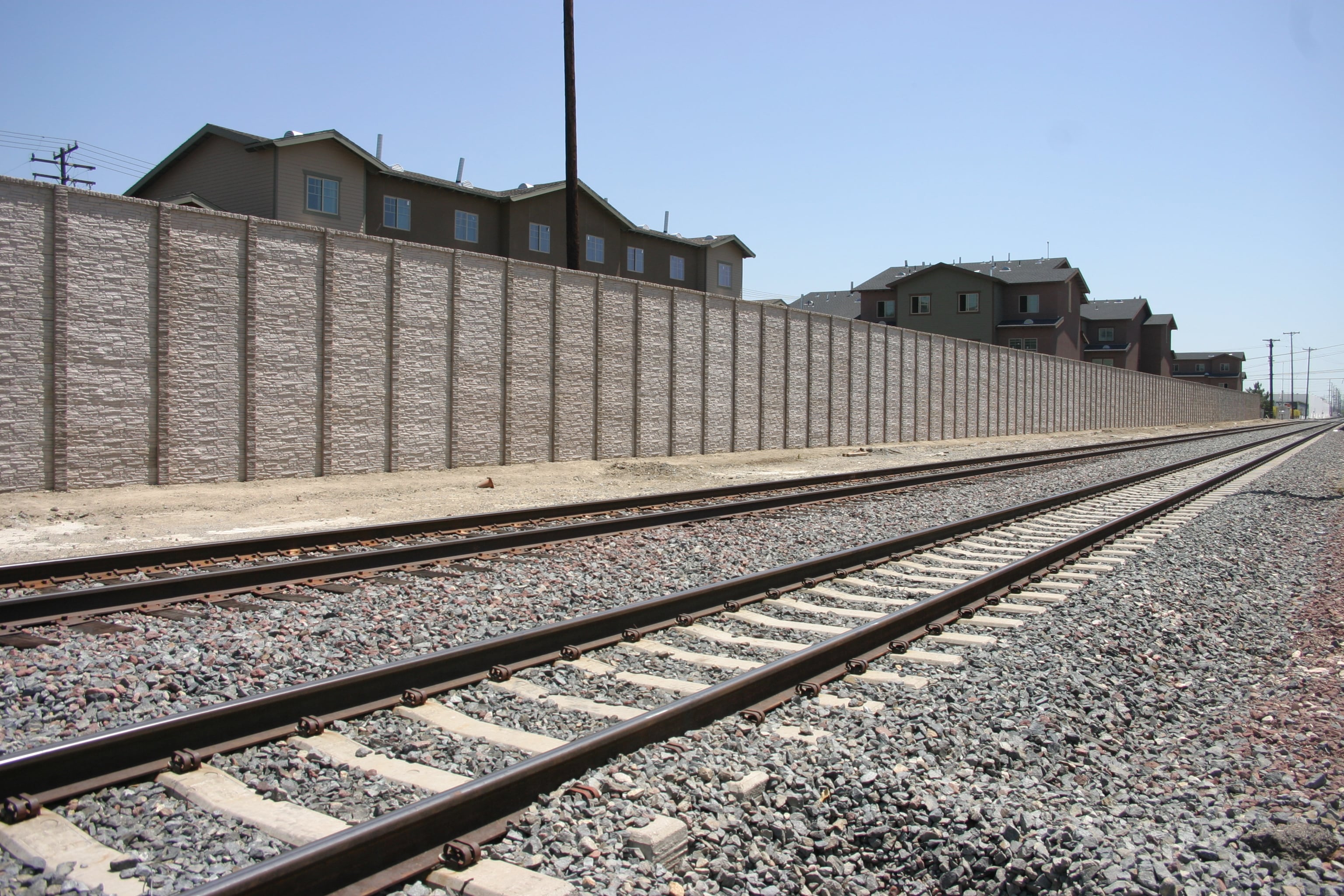 Precast concrete screening wall