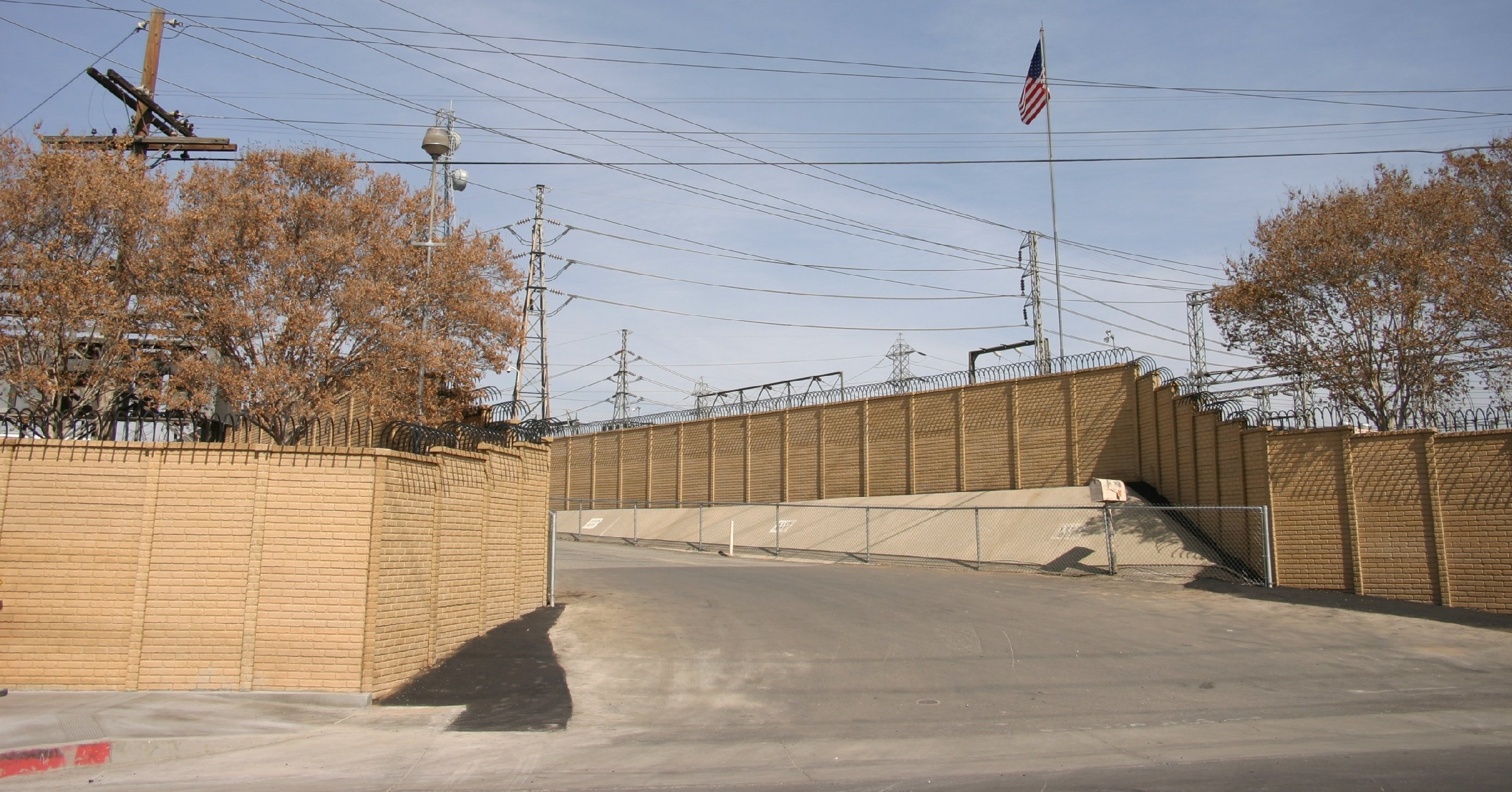 concrete fence security wall - IG